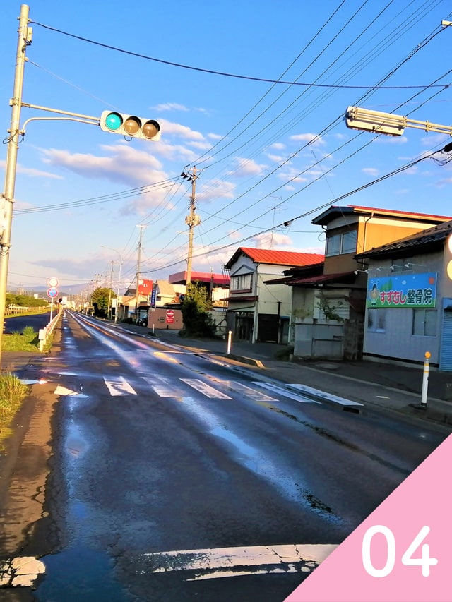 道なりに進むと右手に看板が見えてきます